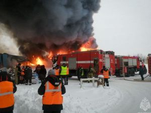 В МЧС назвали предварительную причину пожара в арочном гараже в Якутске