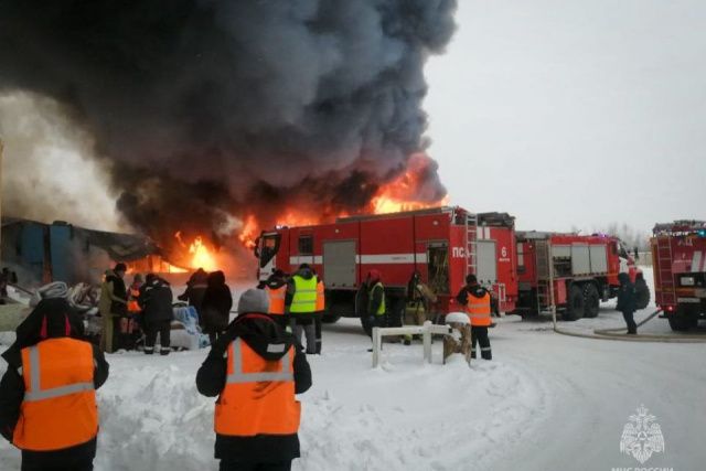 В МЧС назвали предварительную причину пожара в арочном гараже в Якутске
