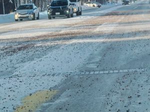 В Нерюнгри противогололедный щебень калечит машины, но чиновники проблем не видят
