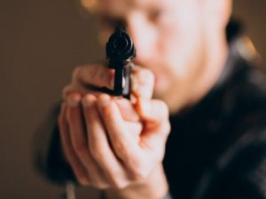 В Якутии суд переквалифицировал стрельбу из травмата с тяжкого вреда здоровью на легкий, так как шрам не обезобразил лицо