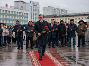 Премьер Якутии Кирилл Бычков возложил цветы к памятнику Платону Ойунскому