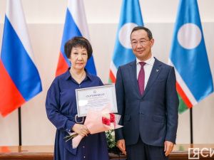 Глава Якутии вручил лучшим педагогам-наставникам премии в 100 тысяч рублей