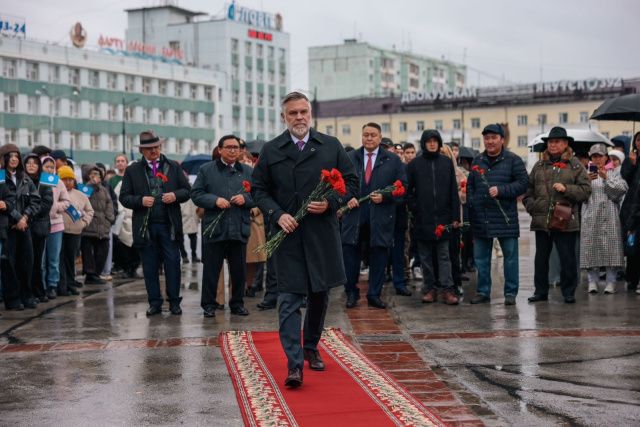 Премьер Якутии Кирилл Бычков возложил цветы к памятнику Платону Ойунскому