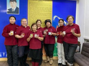 «Серебряные» волонтеры Чурапчинского района изготовили блиндажные свечи для бойцов СВО