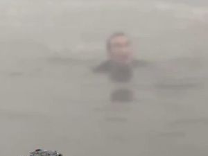 В Якутии пассажир парома кинулся в воду спасать телефон — МВД