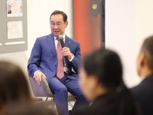 Айсен Николаев сам украсил новогоднюю елку дома