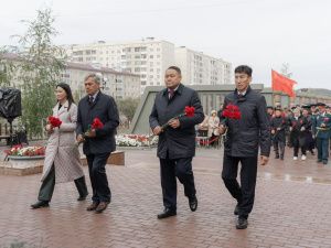 В Якутске возложили цветы в память об окончании Второй мировой войны