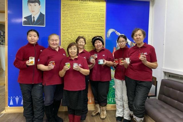 «Серебряные» волонтеры Чурапчинского района изготовили блиндажные свечи для бойцов СВО