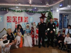 В Якутии инспекторы ГИБДД поздравили воспитанников Мохсоголлохского детского дома