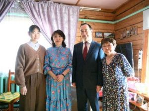 Айсен Николаев поручил помочь семье участника СВО с ремонтом дома