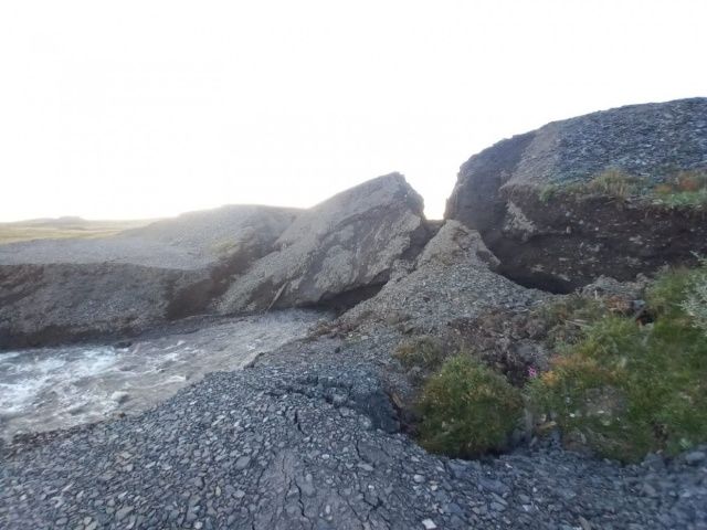 В Булунском улусе введен режим ЧС из-за провала части плотины в Тикси