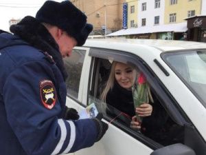 Сотрудники ГИБДД Якутии поздравили женщин за рулем