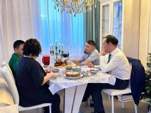 Айсен Николаев поздравил с новосельем Героя России Филиппа Евсеева