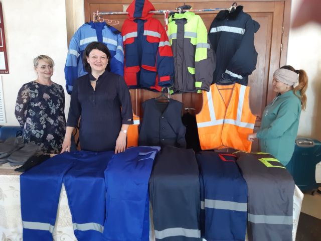 Вот строителю — спецовка, белый для врача халат,  Обшивают очень ловко и мужчин здесь, и девчат!