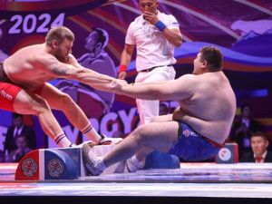 Якутский мас-рестлер Евгений Попов впервые стал абсолютным чемпионом мира
