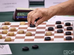 Девять чемпионов мира участвуют на турнире по шашкам в Якутске