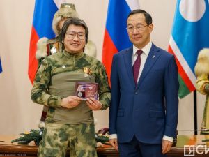 Айсен Николаев вручил якутянам государственные награды в преддверии Нового года