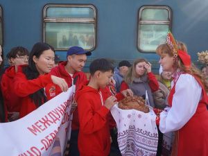 3 октября 2026 года на железнодорожном вокзале города Нерюнгри прошла торжественная встреча участников Международного проекта «Поезд дружбы: вместе к Победе!»