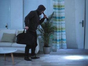 В Якутии мужчина трижды обокрал квартиру соседа