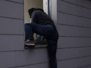 В Усть-Алданском улусе вор потерял обувь, убегая с места преступления