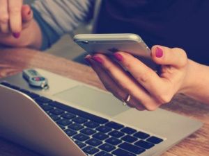 Воспитательница из Якутска установила на телефон стороннее приложение и потеряла крупную сумму денег