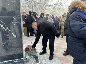 В Якутске возложили цветы к памятнику Владимиру Калашникову
