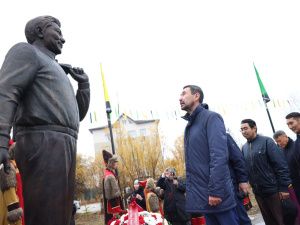 Памятник Михаилу Николаеву открыли в Хангаласском районе