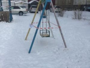 В Якутске закрывают детские площадки