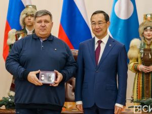 Айсен Николаев вручил якутянам государственные награды в преддверии Нового года