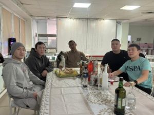 Студенты Вилюйского педколледжа бухают прямо в столовой?