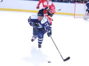 Зрелищной ничьей завершился матч звёзд мирового хоккея с якутской командой у Ленских столбов