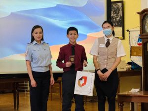 В Якутске юным горожанам торжественно вручили паспорта ко Дню Конституции РФ