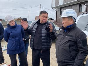 Дмитрий Садовников проверил ход строительства многоквартирных домов в Усть-Алданском районе