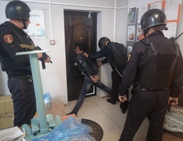 В Олекминске мужчина в невменяемом состоянии проник ночью в банк