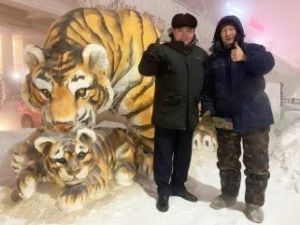 Великолепные снежные звери украсили вход Бизнес-центра в Якутске