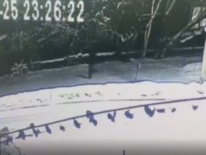 В Якутске мужчина проводил женщину до подъезда, а потом ограбил