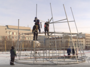 Установка новогодней елки началась на центральной площади Якутска