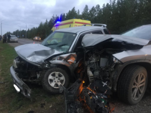 В Якутске пьяная автоледи на "Тойоте" выехала на встречную полосу и столкнулась с другой "Тойотой"