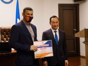 Айсен Николаев вручил денежные сертификаты Айаалу Лазареву