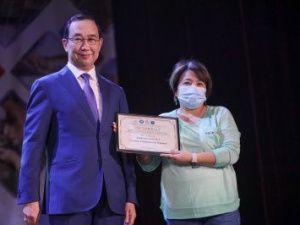 Жители аварийных домов посёлка Айхал получили сертификаты на расселение