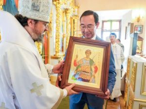 Айсен Николаев передал Архиепископу Якутскому и Ленскому Роману икону Великомученика Димитрия Солунского