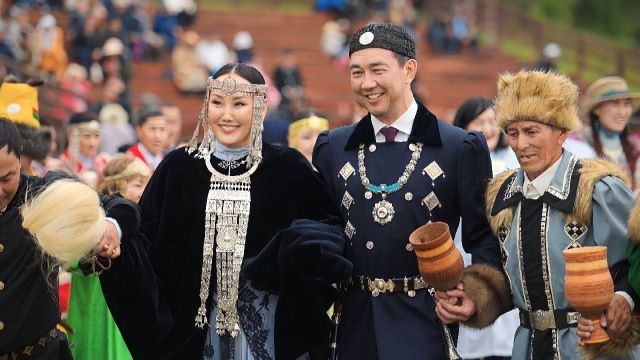 В сети обсуждают очередной национальный наряд первой леди