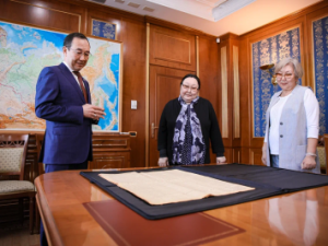 Айсен Николаев передал Национальной библиотеке уникальный документ