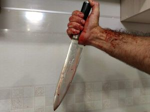 Житель Якутска зарезал одного приятеля и пытался убить второго