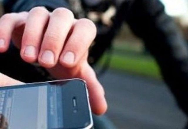 В Якутске пожилую женщину ограбили в подъезде