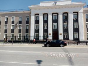 Фотофакт: Здание ФСБ в Якутске огораживают забором