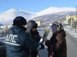 Инспекторы ГИБДД подарили цветы автолюбительницам Усть-Неры
