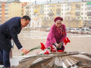 Руководство Якутской городской Думы возложило цветы к монументу «Воинам-победителям»