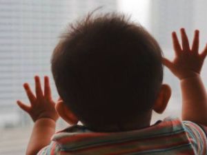 В Покровске 4-летний ребенок выпал из окна многоквартирного дома