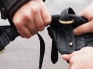 В Якутске в 8 утра мужчина отобрал у женщины сумку с деньгами